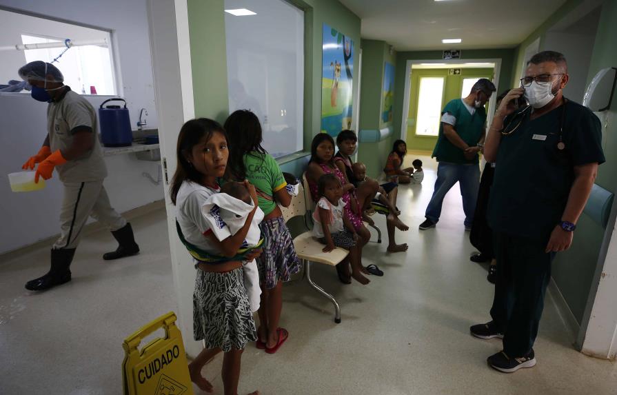 Niños yanomami desnutridos convalecen en un hospital de la Amazonía brasileña