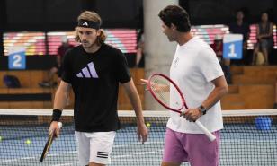 Tsitsipas, un griego como en casa en Melbourne