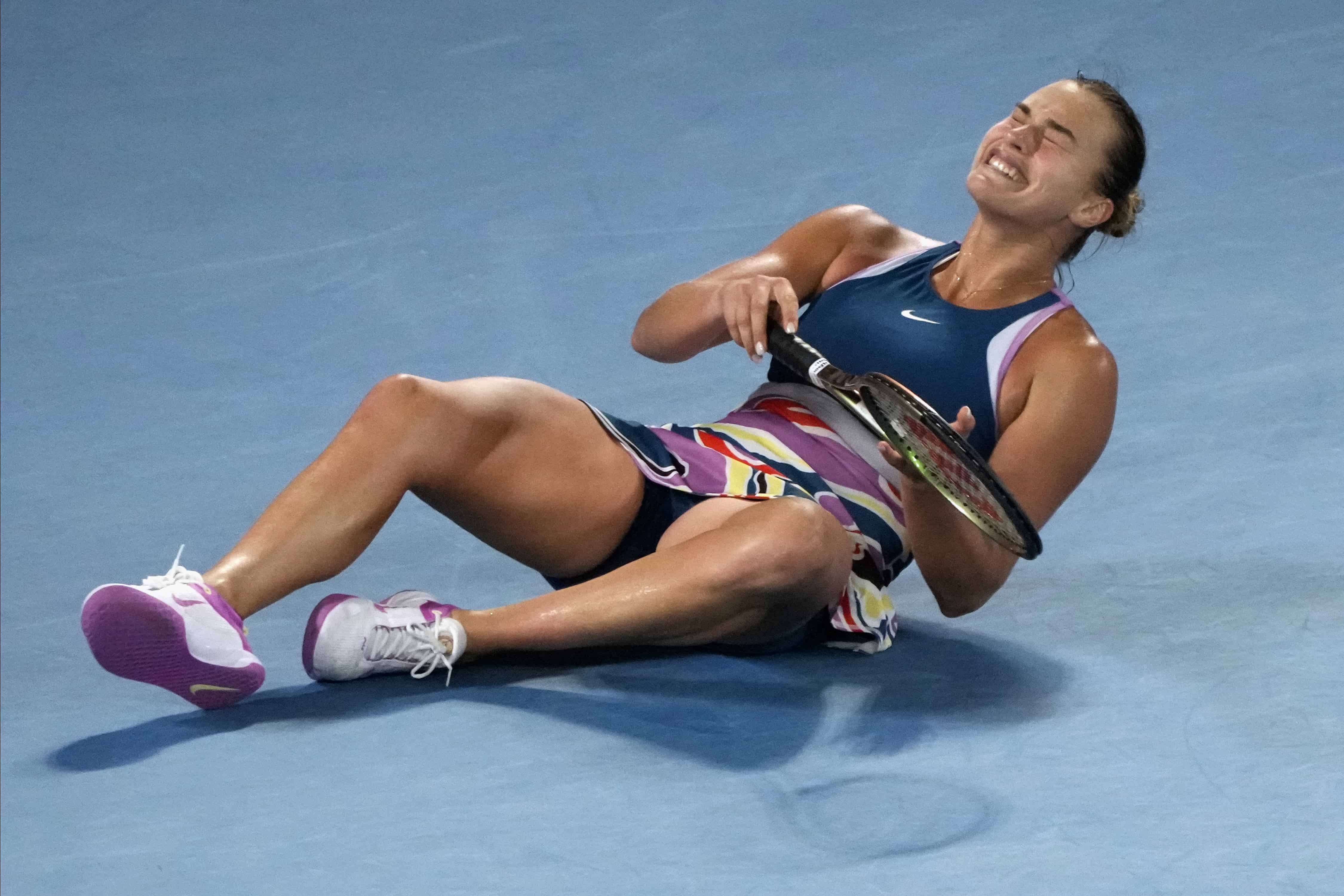 Aryna Sabalenka, de Bielorrusia, celebra después de derrotar a Elena Rybakina, de Kazajstán, en la final individual femenina del Abierto de Australia, en Melbourne, Australia, el sábado 28 de enero de 2023. 