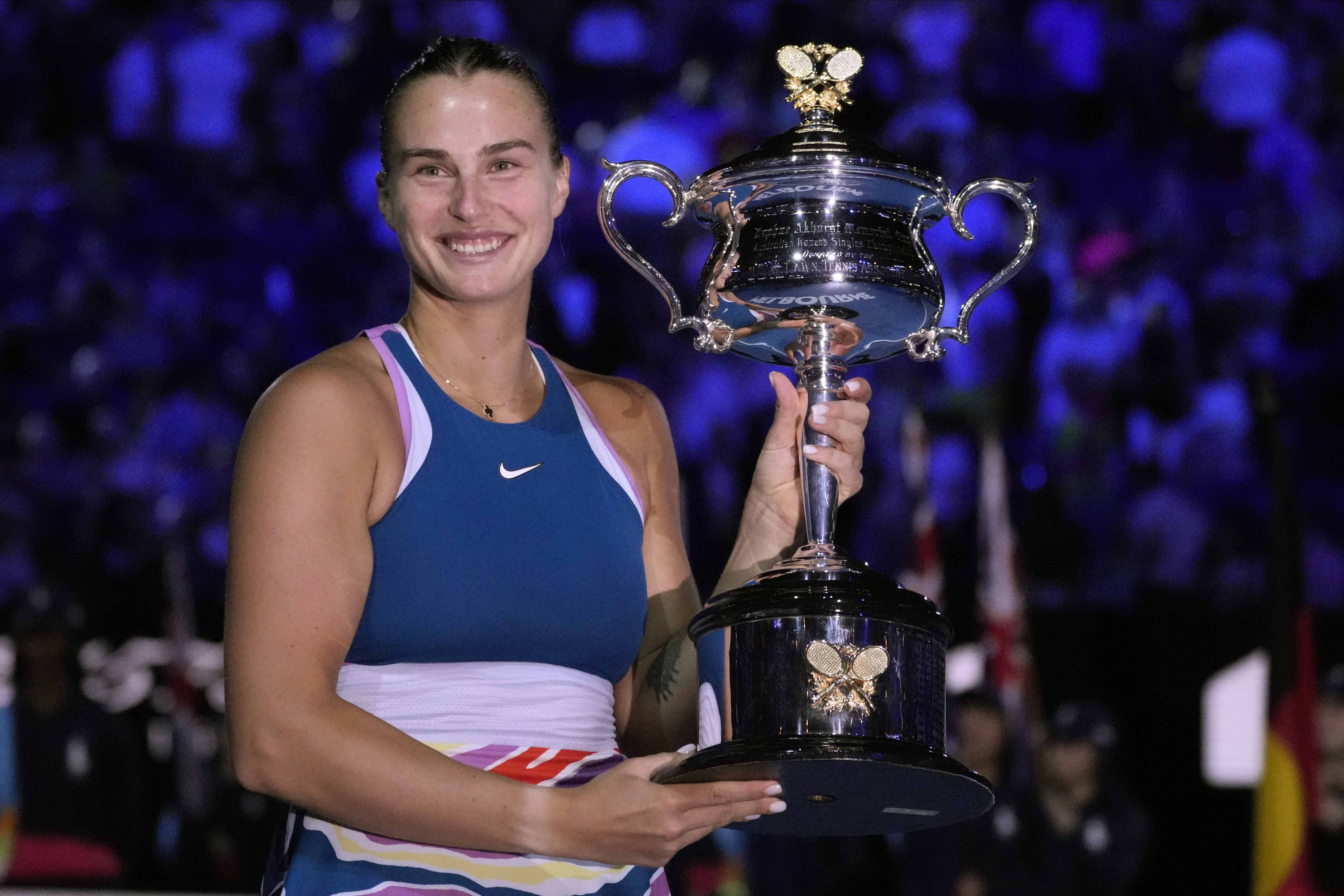 Aryna Sabalenka, de Bielorrusia, sostiene el Trofeo Daphne Akhurst Memorial tras derrotar a Elena Rybakina, de Kazajistán, en la final individual femenina del Abierto de Australia de tenis en Melbourne, Australia, el sábado 28 de enero de 2023.<br>