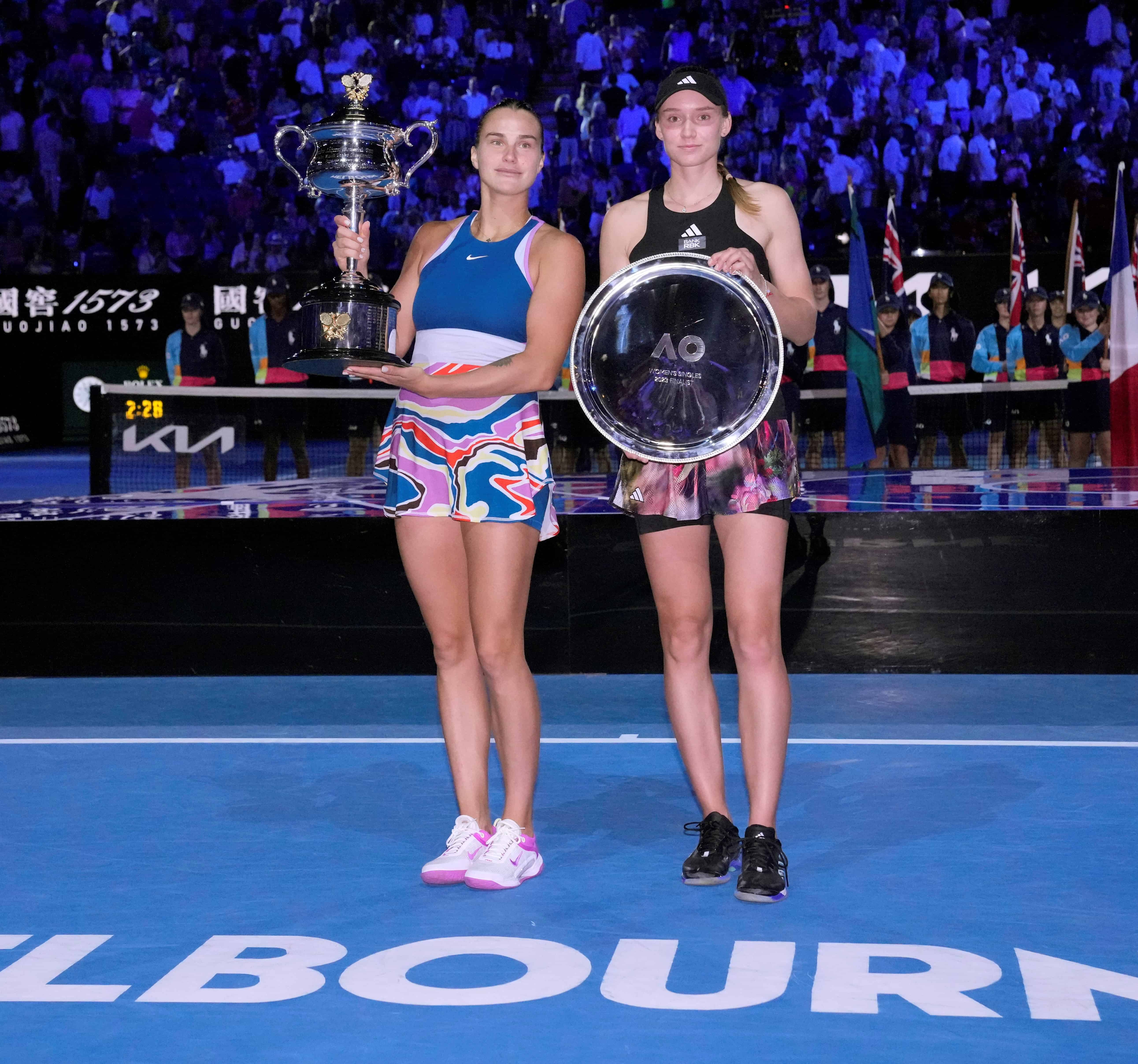 Aryna Sabalenka, a la izquierda, de Bielorrusia sostiene el Trofeo Daphne Akhurst Memorial después de derrotar a Elena Rybakina de Kazajistán en la final individual femenina del Abierto de Australia en Melbourne, Australia, el sábado 28 de enero de 2023. 