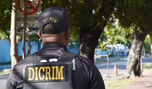 Agentes de la Policía Nacional ocupan fusil a tres hombres en el sector Villa Duarte