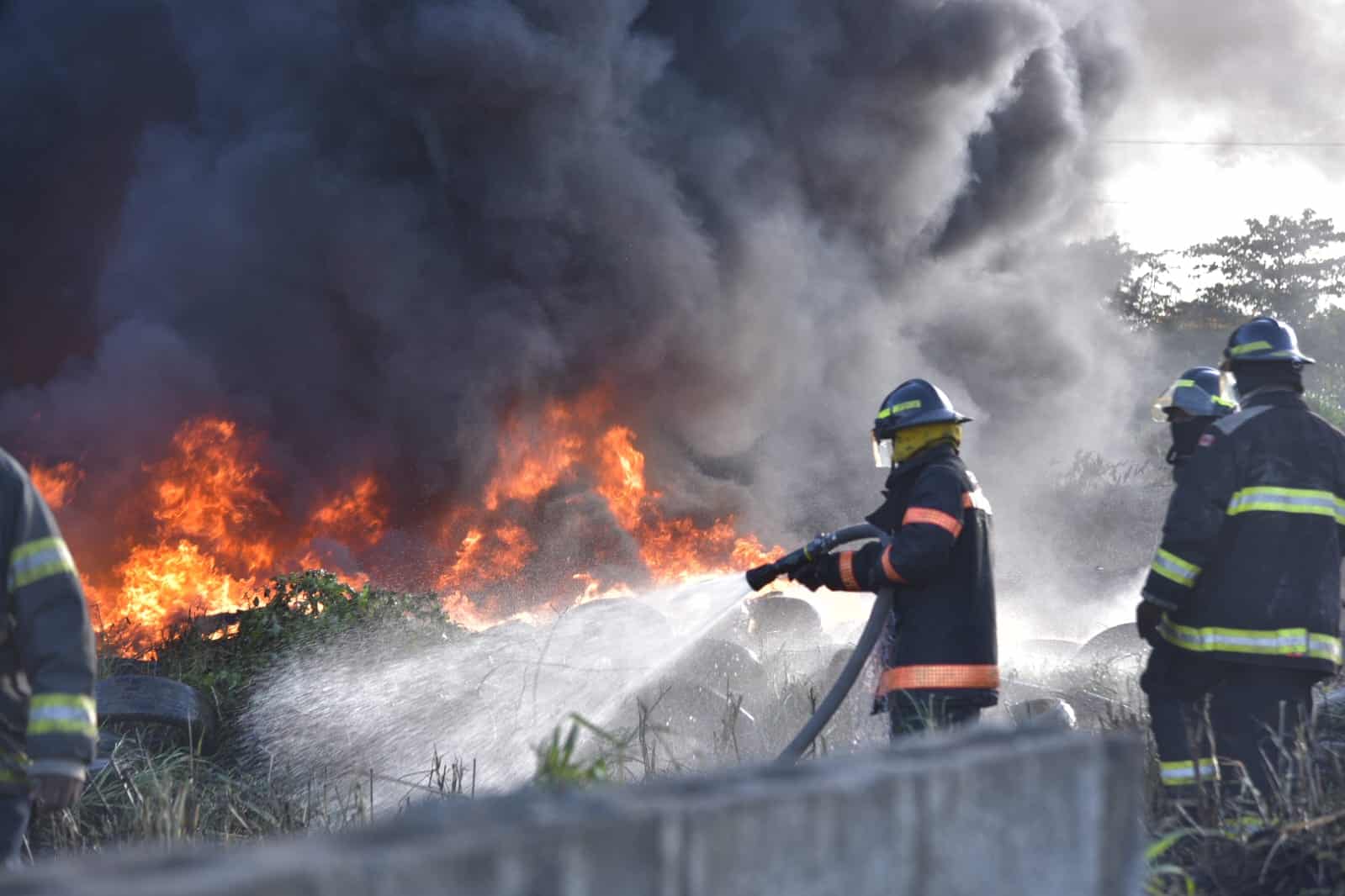 Bomberos trabajando. 