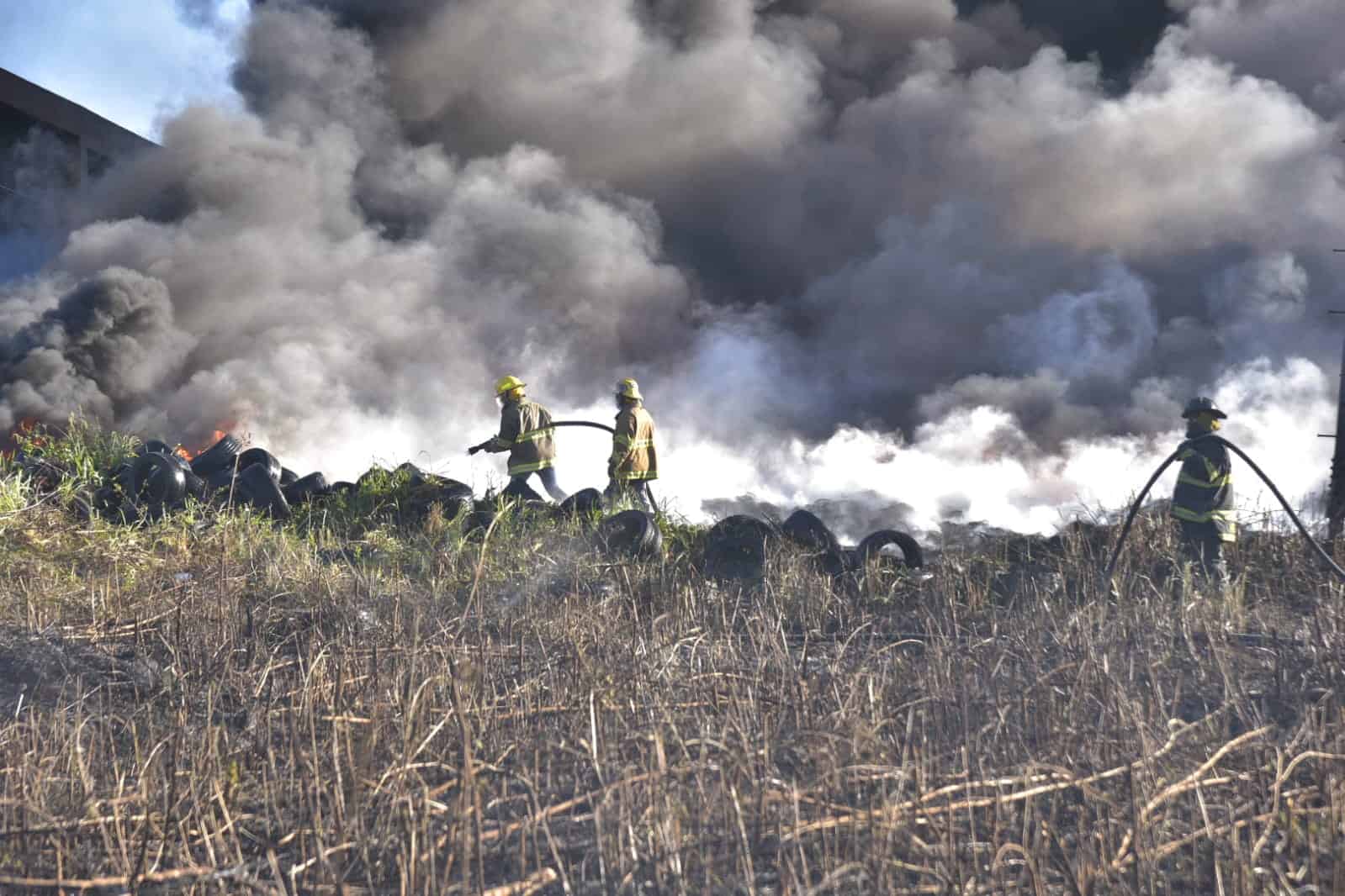 Bombero intentan sofocar el fuego. 