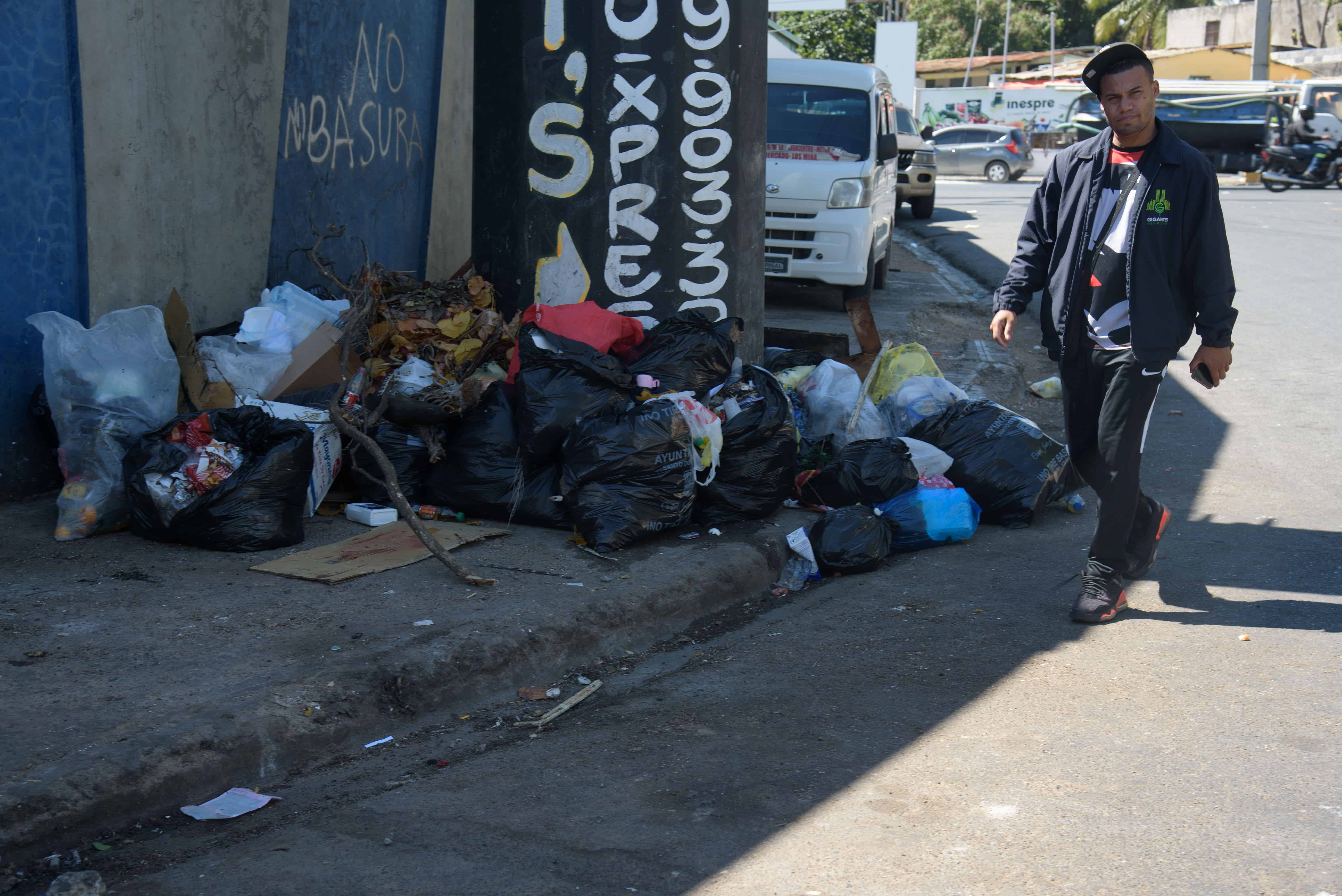 Basura acumulada en Santo Domingo Este el sábado 28 de enero de 2023.