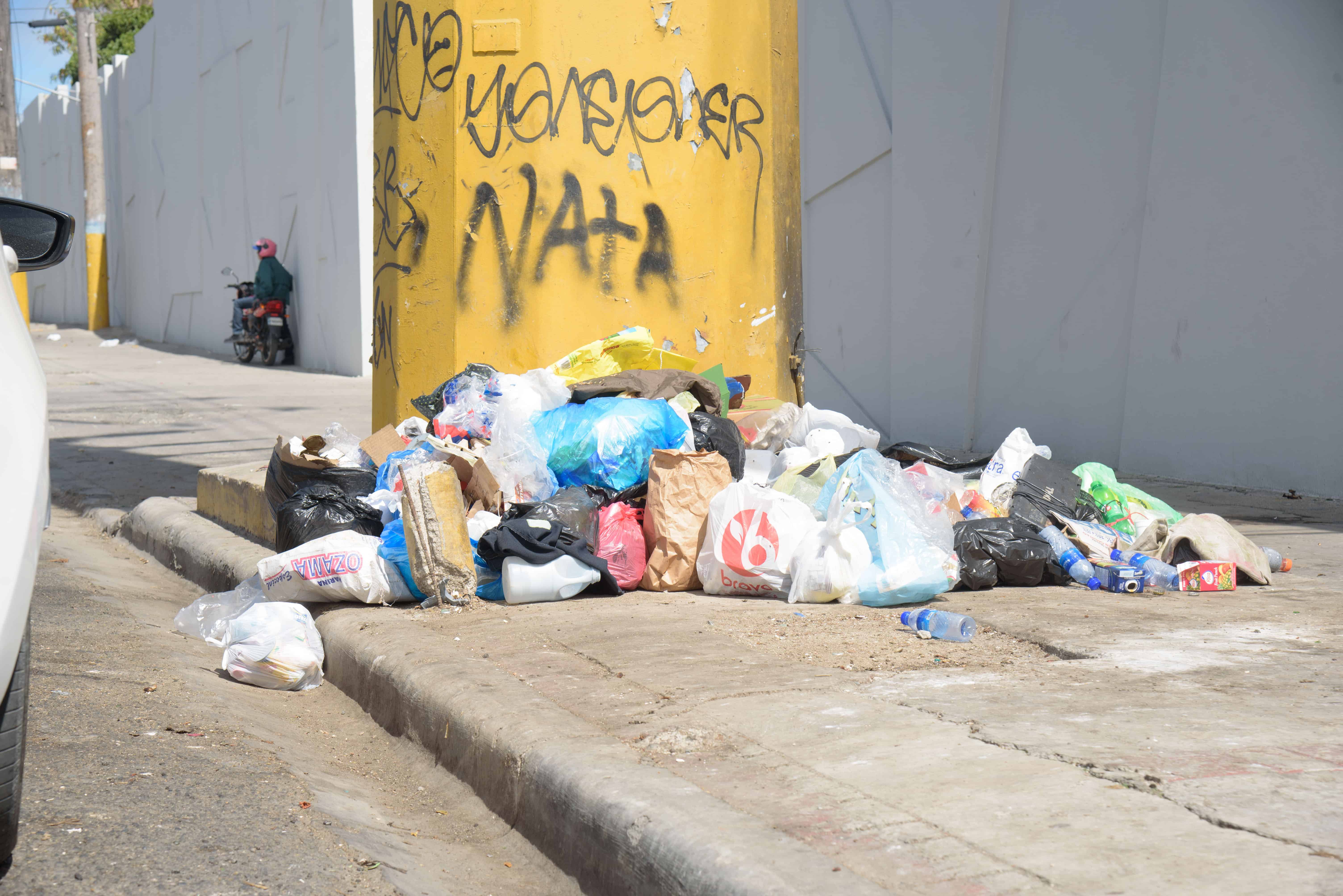 Basura acumulada en Santo Domingo Este el sábado 28 de enero de 2023.