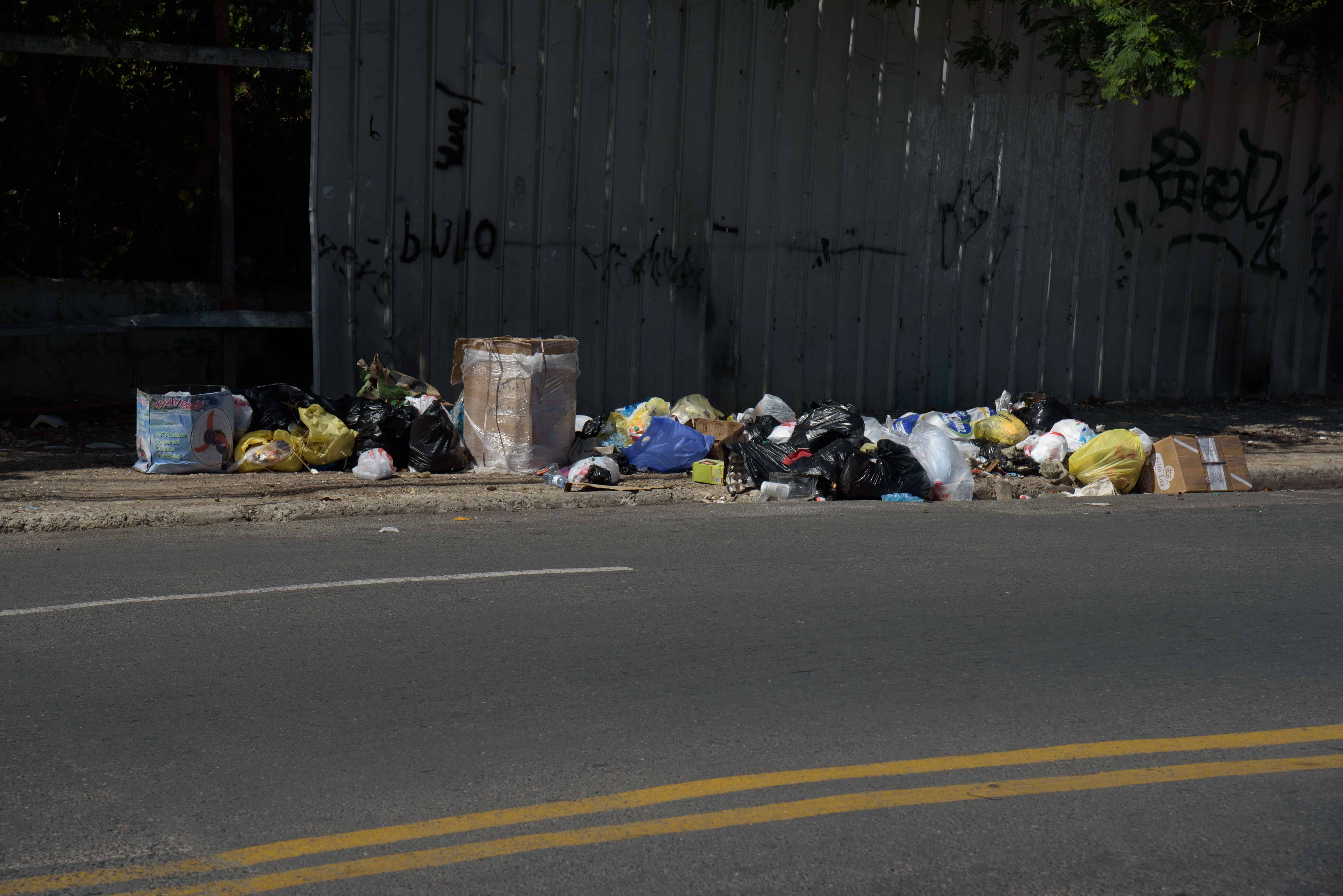 Basura acumulada en Santo Domingo Este el sábado 28 de enero de 2023.