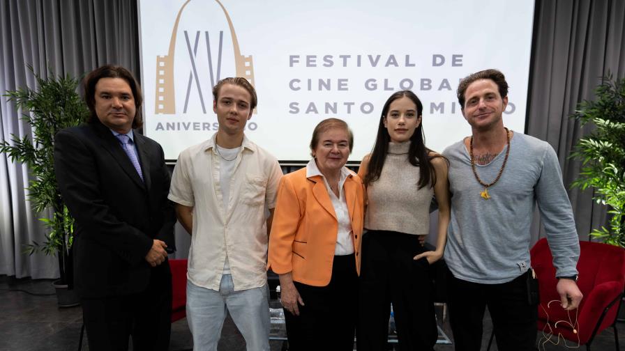 Elenco de la película The Runner visita Colegio New Horizons