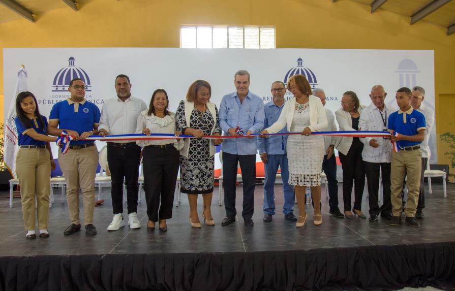 Presidente Abinader inaugura dos centros educativos en Santo Domingo Este