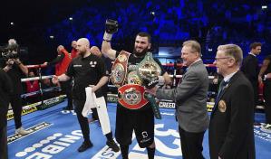 Beterbiev vence a Yarde y retiene títulos de semipesados
