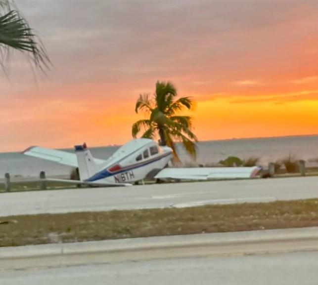 Avioneta aterriza de emergencia en carretera de entrada a una isla en Miami