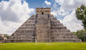 Turista polaco sube al Castillo de Chichén Itzá en México y lo castigan