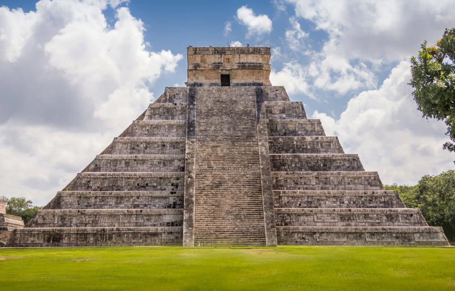 Turista polaco sube al Castillo de Chichén Itzá en México y lo castigan