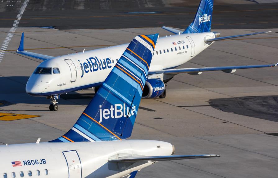 Avión de JetBlue con 170 pasajeros salió de Santiago y aterrizó en SD tras calentamiento en el motor