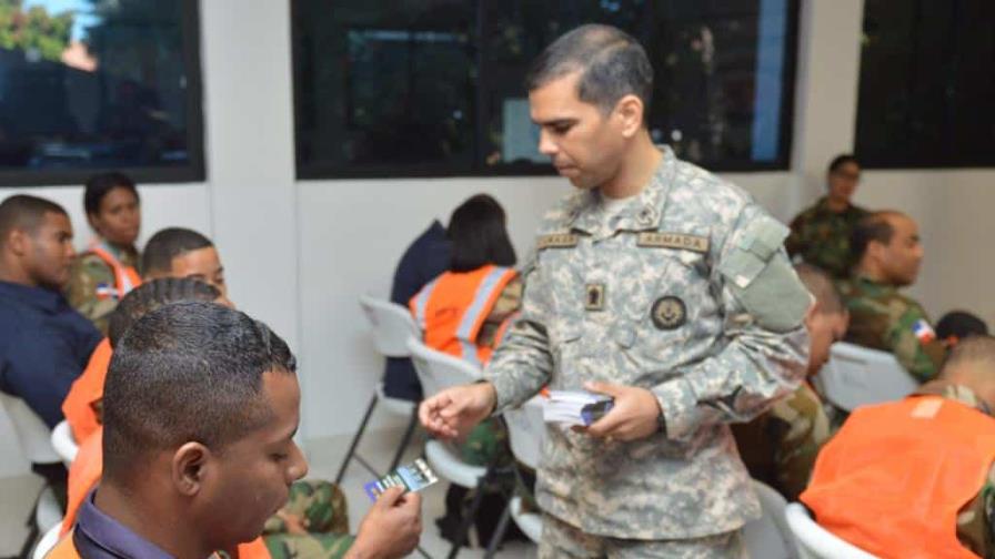 Fuerzas Armadas instruyen a los militares sobre como actuar en operaciones con civiles