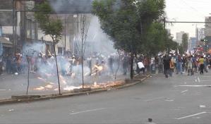 Duros enfrentamientos en Lima dejan un muerto tras rechazo de anticipar comicios