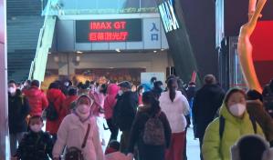 Chinos abarrotan salas de cine durante el Año Nuevo Lunar recaudando casi mil millones de dólares