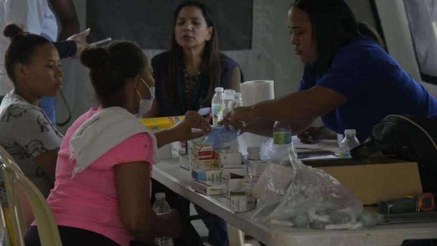 Temerosos del cólera, personas asisten a carpa de Salud Pública en Villa Liberación