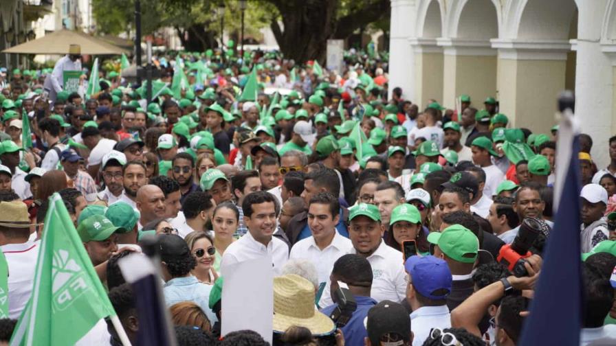 Jóvenes de la Fuerza del Pueblo desfilan en la Ciudad Colonial Jóvenes de la Fuerza del Pueblo desfilan en la Ciudad Colonial