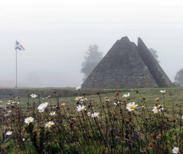 ¿Es la pirámide de Valle Nuevo el centro geográfico del país o la isla?