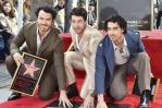 Los Jonas Brothers reciben su estrella de Hollywood y lanzarán disco en mayo Los Jonas Brothers reciben su estrella de Hollywood y lanzarán disco en mayo