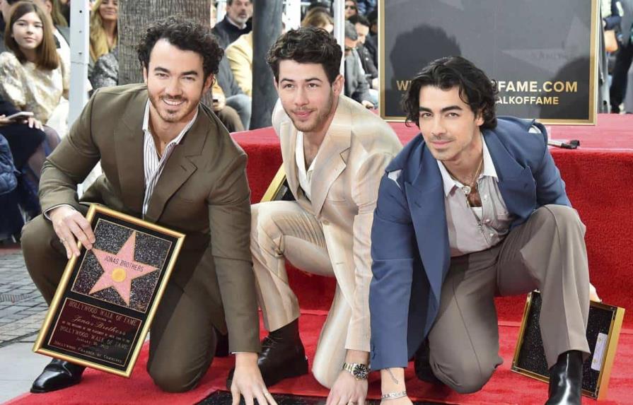 Los Jonas Brothers reciben su estrella de Hollywood y lanzarán disco en mayo