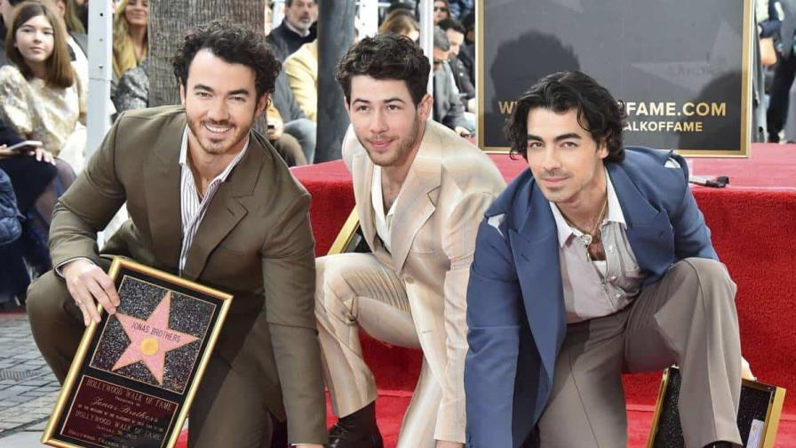 Los Jonas Brothers reciben su estrella de Hollywood y lanzarán disco en mayo