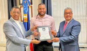 Reconocen a dominicano que salvó a mujer que se desmayó mientras conducía en Boston