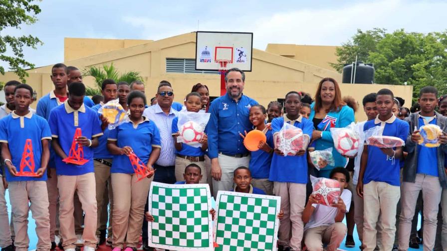 Inefi entrega tres canchas remozadas en planteles escolares de Pedro Brand