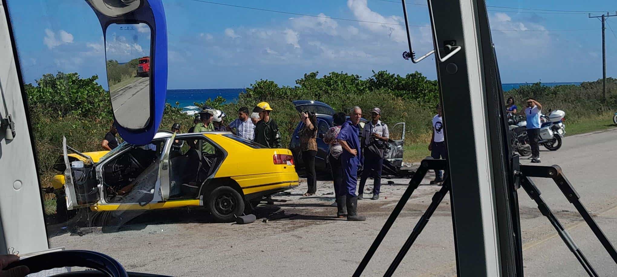 Taxi en el que viajaban los dominicanos accidentados.
