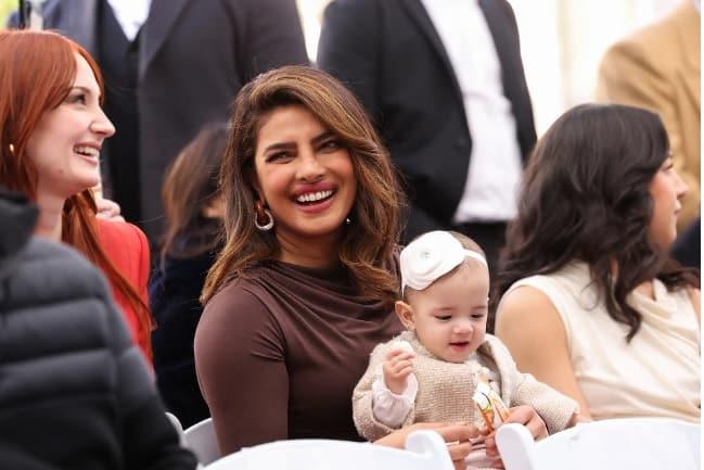 Priyanka Chopra y Nick Jonas hacen el debut oficial de su pequeña hija