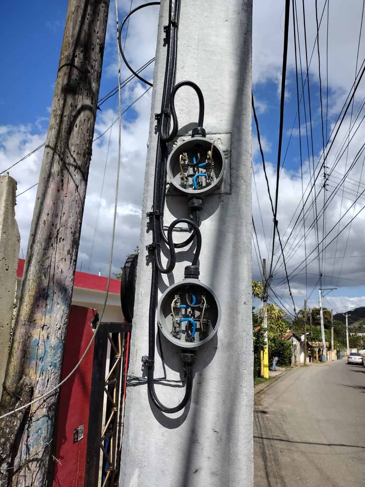 Cables de eléctricidad robados en localidad de Santiago 