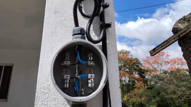 ¿Cuántos clientes sin medidor tienen las distribuidoras de electricidad?