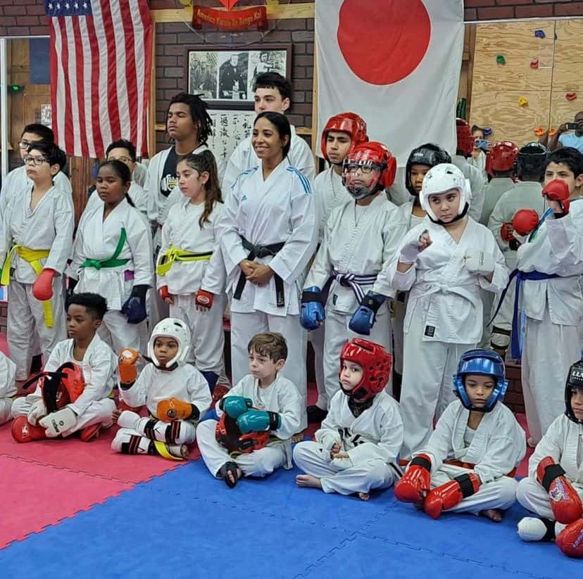 Los estudiantes comparten con Karina Díaz luego del seminario