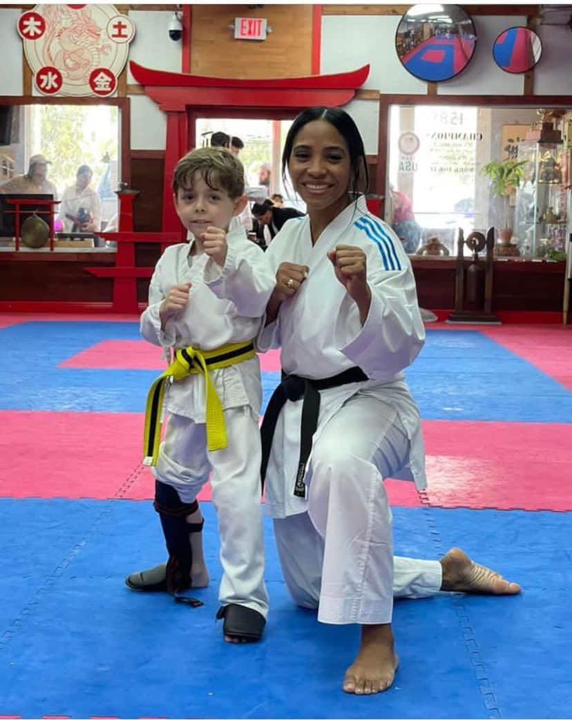 Karina Díaz posa con uno de los estudiantes