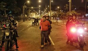 Parlamento de Perú suspende debate de adelanto de elecciones