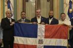 Abinader entrega la bandera dominicana a los Tígres del Licey
