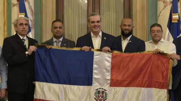 Abinader entrega la bandera dominicana a los Tígres del Licey