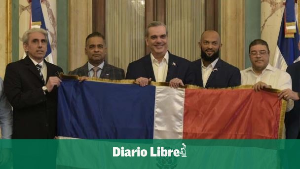 Presidente Abinader entrega la bandera dominicana al Licey