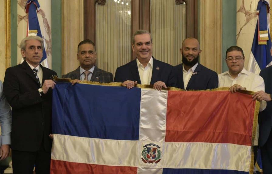 Abinader entrega la bandera dominicana a los Tígres del Licey
