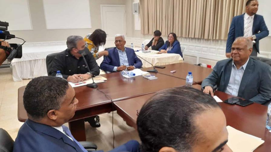 Congresistas deciden consultar al liderazgo partidario sobre voto automatizado y transfuguismo Congresistas deciden consultar al liderazgo partidario sobre voto automatizado y transfuguismo