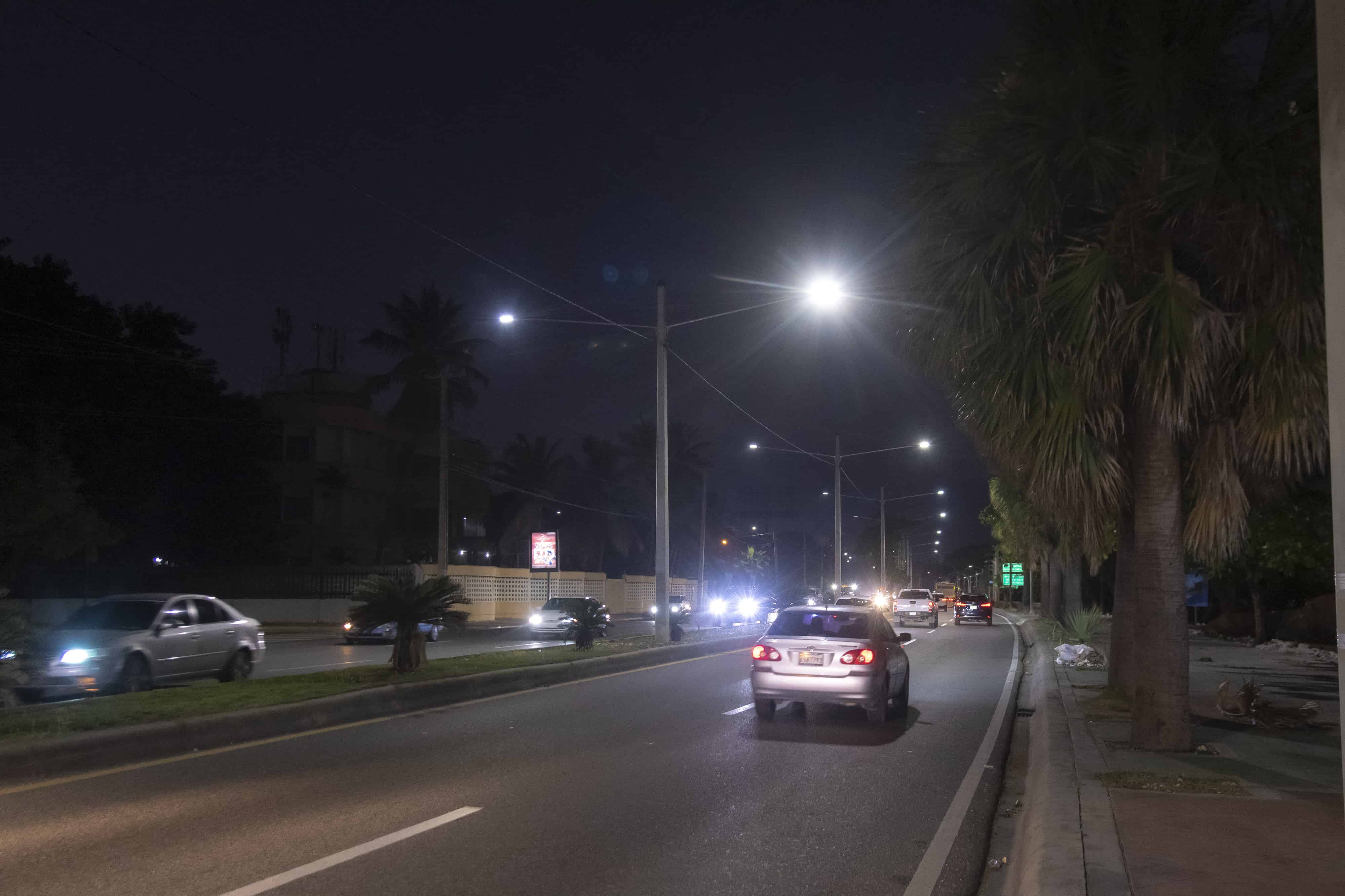 Área iluminada en el Malecón de Santo Domingo.