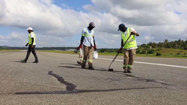 Temblor provoca grieta en aeropuerto Joaquín Balaguer
