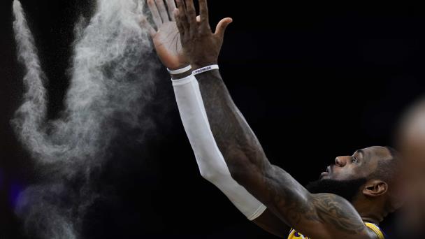 James a punto de superar a Abdul-Jabbar; Riley reflexiona