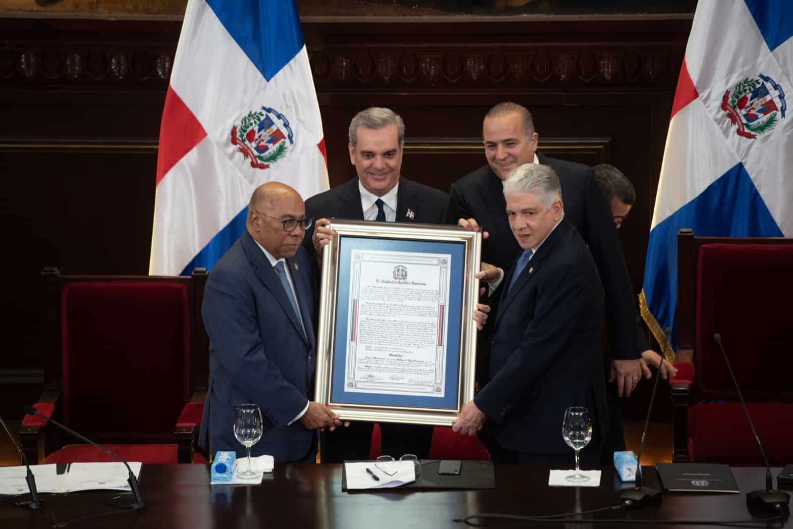 Momento en que Milton Ray Guevara recibe el reconocimiento en el Senado de la República. 