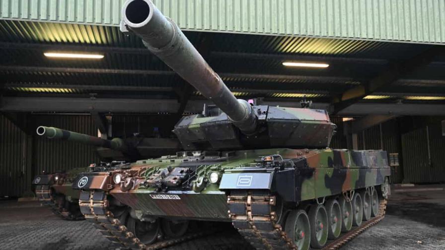 Alemania exhibe los tanques que entregará a Ucrania