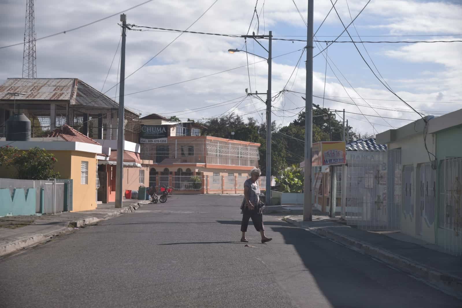 Personas narran su experiencia durante el terremoto en Matanzas, Bani.