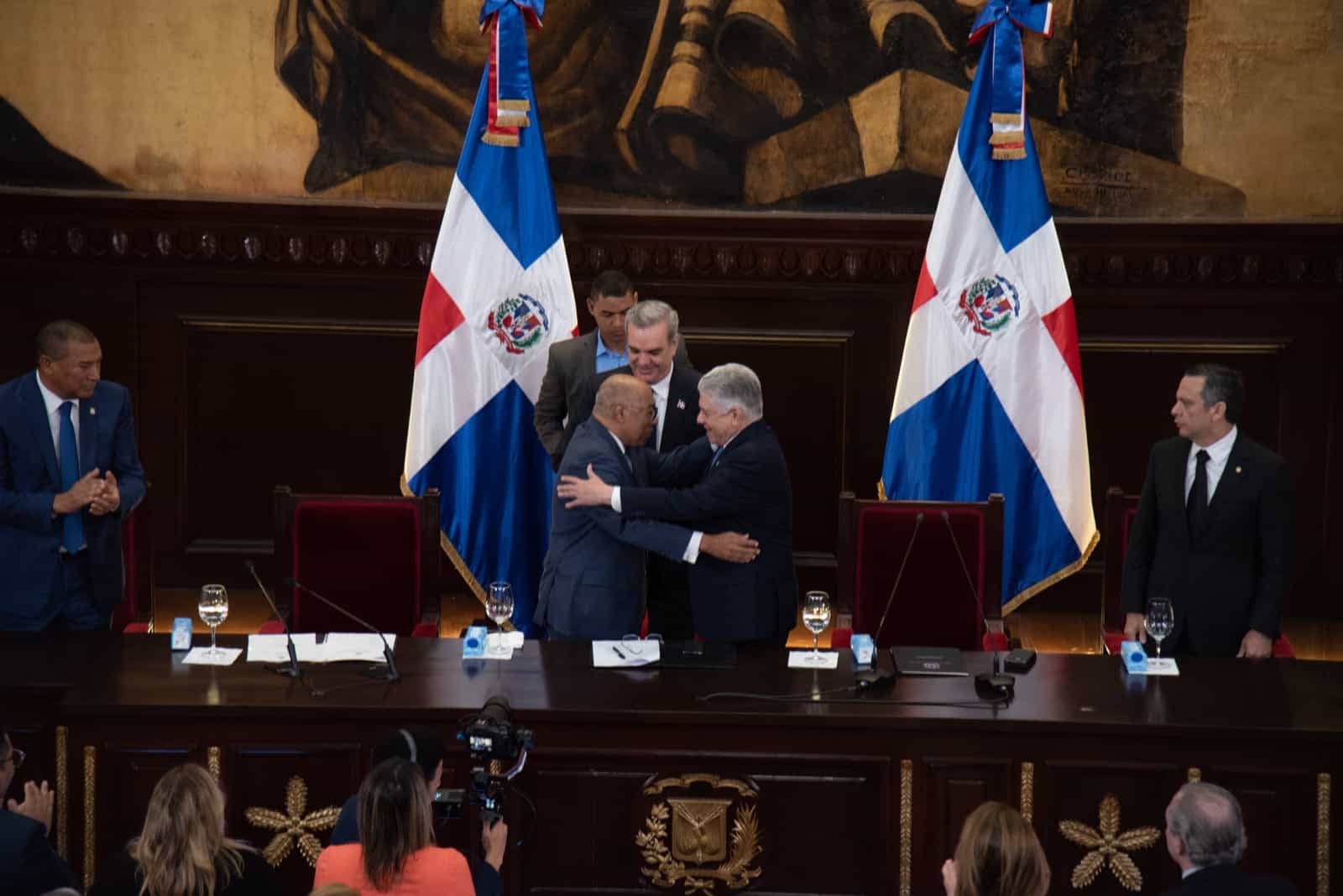 El presidente Luis Abinader felicita a Ray Guevara.