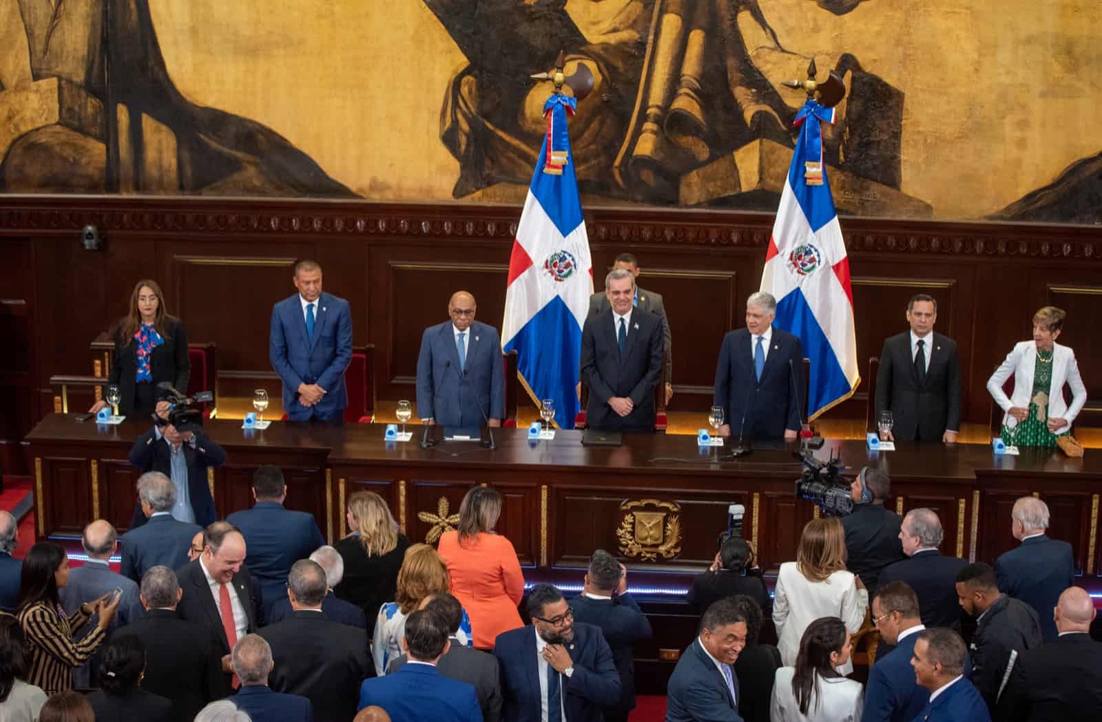 Un momento solemne durante el acto de reconocimiento a Milton Ray Guevara celebrado en el salón de la Asamblea Nacional, en el Congreso Nacional. 