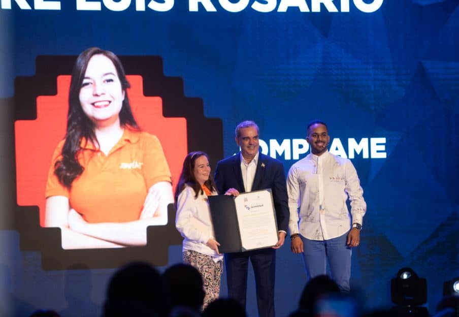 Katherine Motyka, directora de Jompéame, recibió el reconocimiento Padre Luis Rosario.